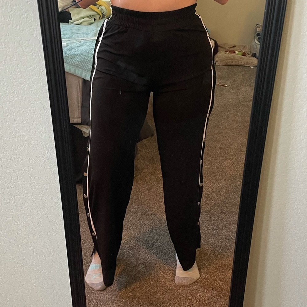 Tear away pants. Worn 1 time. Size medium.